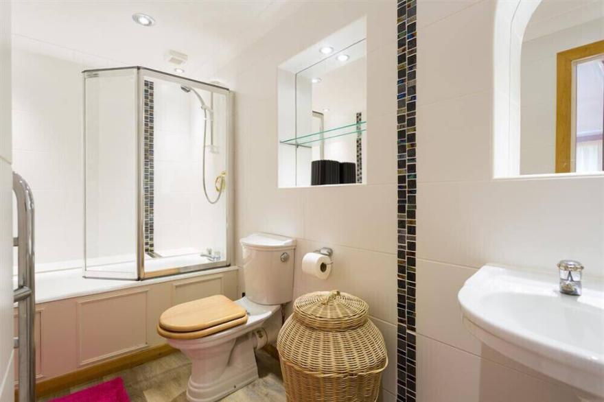 TANNA HILL, pet friendly, with a garden in Bowness-On-Windermere