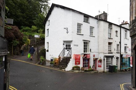 GHYLL FOOT COTTAGE, pet friendly, with open fire in Ambleside