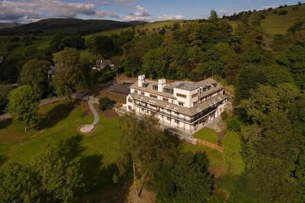 DEER WOOD AT APPLETHWAITE HALL, pet friendly in Windermere