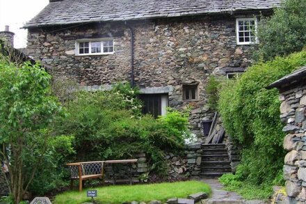 OLD OAK COTTAGE, romantic, with open fire in Ambleside