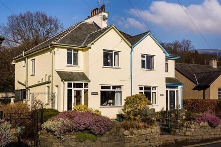 HEATHFIELD, pet friendly, with hot tub in Keswick