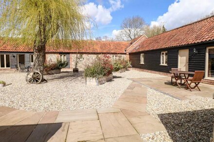 THE CART SHED, romantic in Willow Grange Barns, Stanfield