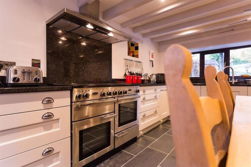 OLD COACH HOUSE, family friendly, with a garden in Ambleside