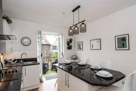 WINDERMERE LOFT, family friendly, with open fire in Windermere