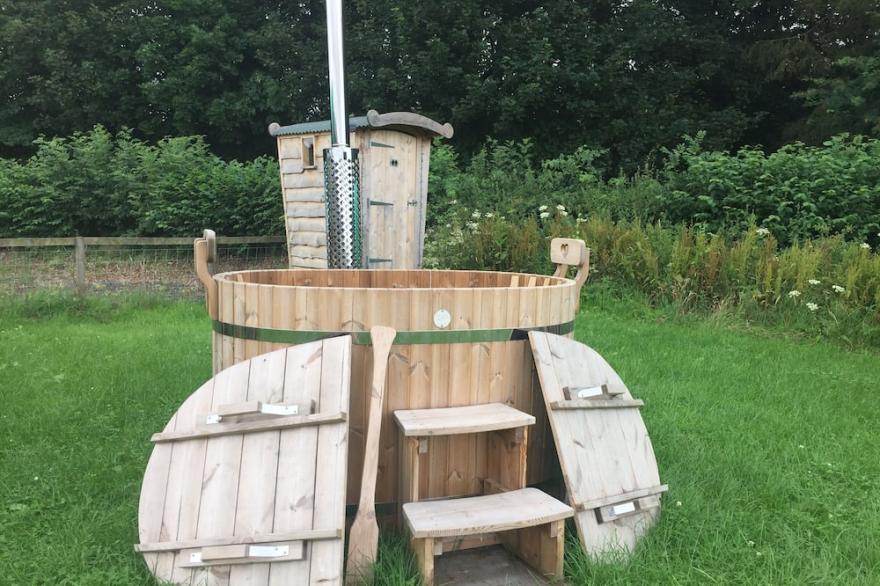 Unique, Off- Grid Beehive Pod at Westcote Glamping