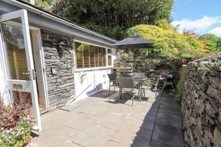 COURTYARD COTTAGE, pet friendly, with open fire in Ambleside