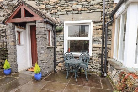 HIDEAWAY COTTAGE, family friendly, with open fire in Ambleside