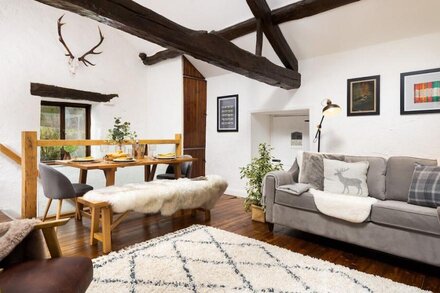 CRAFTSMAN COTTAGE, pet friendly, with open fire in Hawkshead