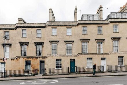 Central Townhouse with Garden & Free Parking