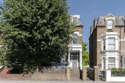 Spacious & Bright 2 Bed Fulham Apartment