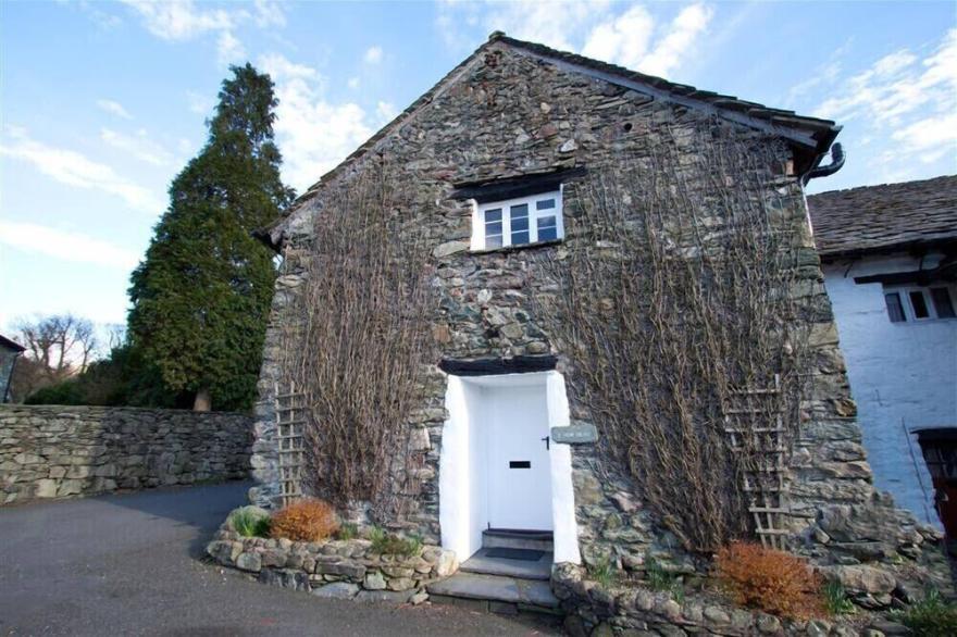 HOW HEAD COTTAGE, romantic in Ambleside