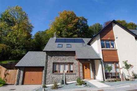 THE ARTHOUSE, luxury holiday cottage, with a garden in Ambleside