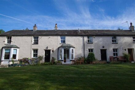 SWINSIDE COTTAGE, pet friendly, with open fire in Keswick