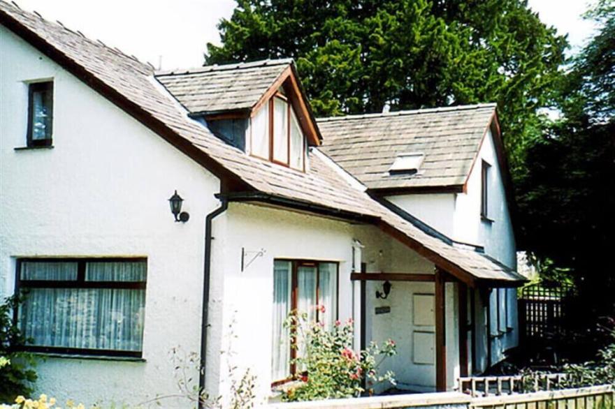 YEW TREE COTTAGE, pet friendly, with a garden in Ambleside