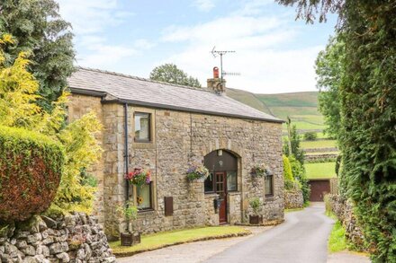 FAWCETTS BARN, pet friendly, character holiday cottage in Grassington