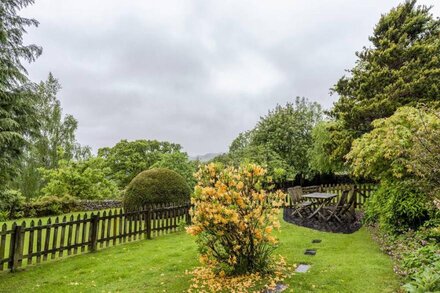 KNOTTS COTTAGE, pet friendly, with open fire in Windermere