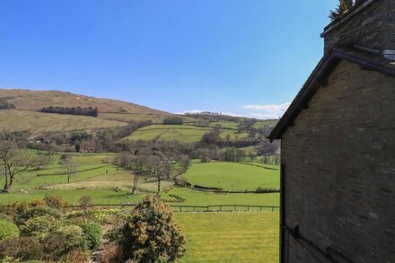 BOXWOOD COTTAGE, pet friendly, with open fire in Troutbeck