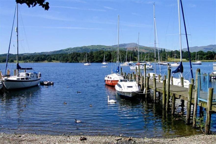 GALE HOUSE COTTAGE, pet friendly, with open fire in Ambleside