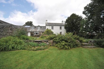 ROBIN COTTAGE, pet friendly, with open fire in Troutbeck