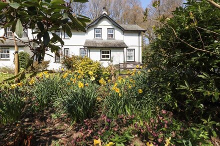 HODGE HOW COTTAGE, family friendly, with open fire in Windermere