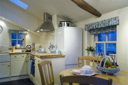 BECKSIDE STUDIO, family friendly, with open fire in Ullswater