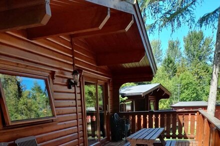 Log cabin with decked veranda, nestled in Kenwick Park, Louth