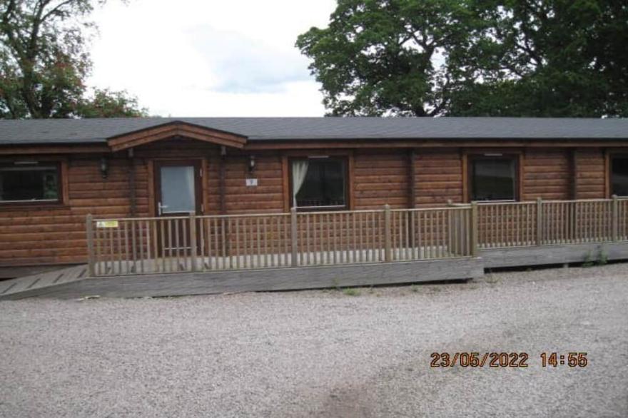 Log Cabin With Decked Veranda, Nestled In Kenwick Park, Louth