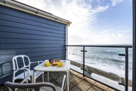 Cosy Beach House on the Seafront, Porthleven