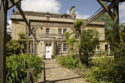 Luxury apartment sleeps 10 near Bath.Parking, Wifi, Ensuites, Dishwasher, hen dos welcome