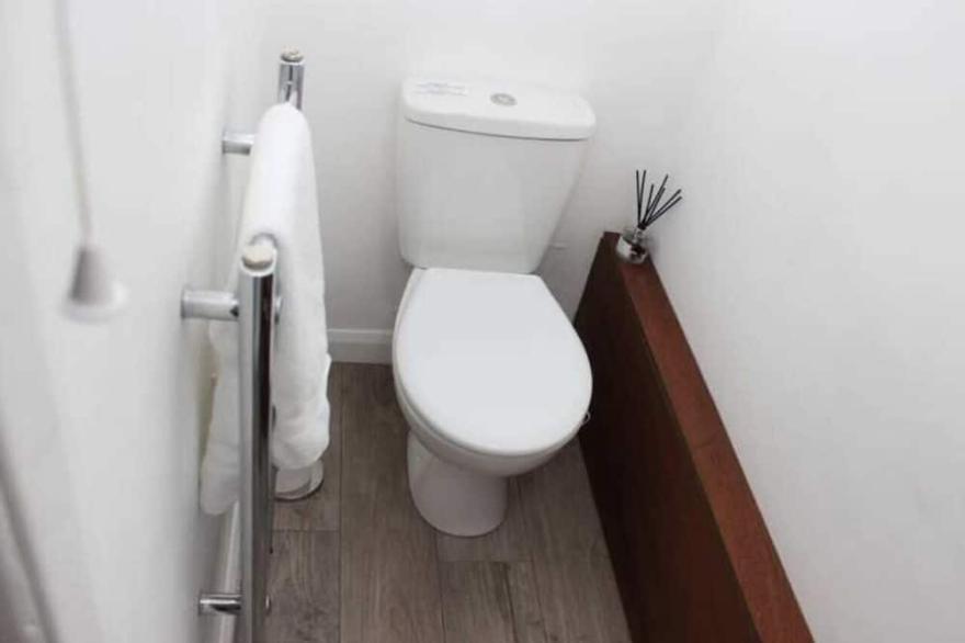 Newly Refurbished 3 Bed 2.5 Bath House in Surrey