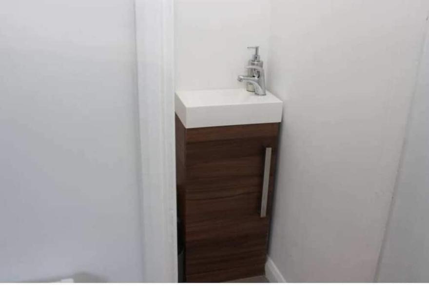 Newly Refurbished 3 Bed 2.5 Bath House in Surrey