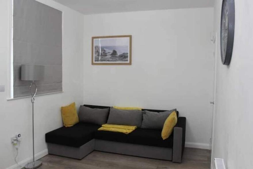 Newly Refurbished 3 Bed 2.5 Bath House in Surrey