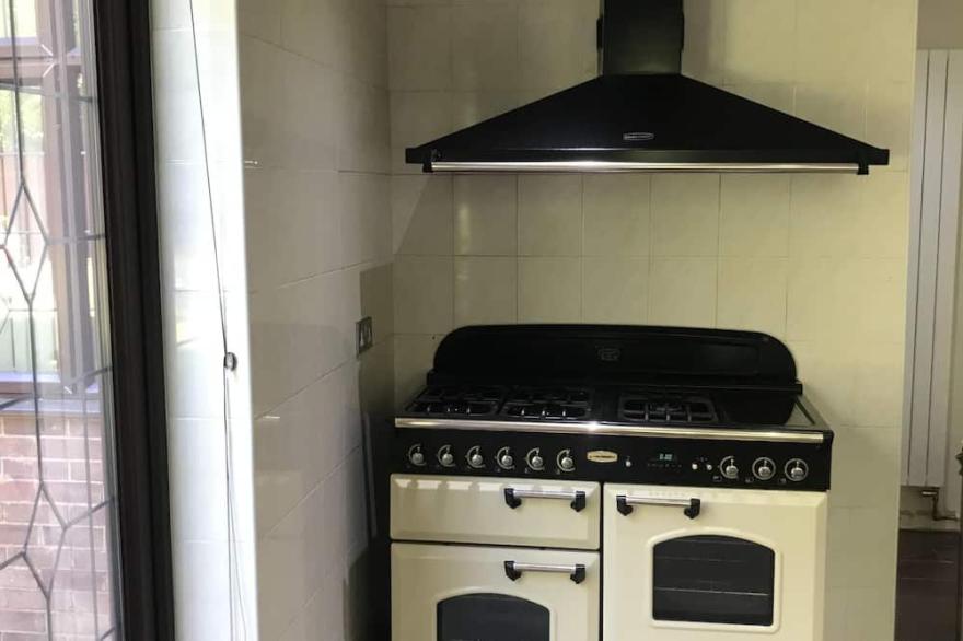 Beautiful Mansion Private Gated Rd FREE SAUNA* Sleeps 15 guests.PARKING