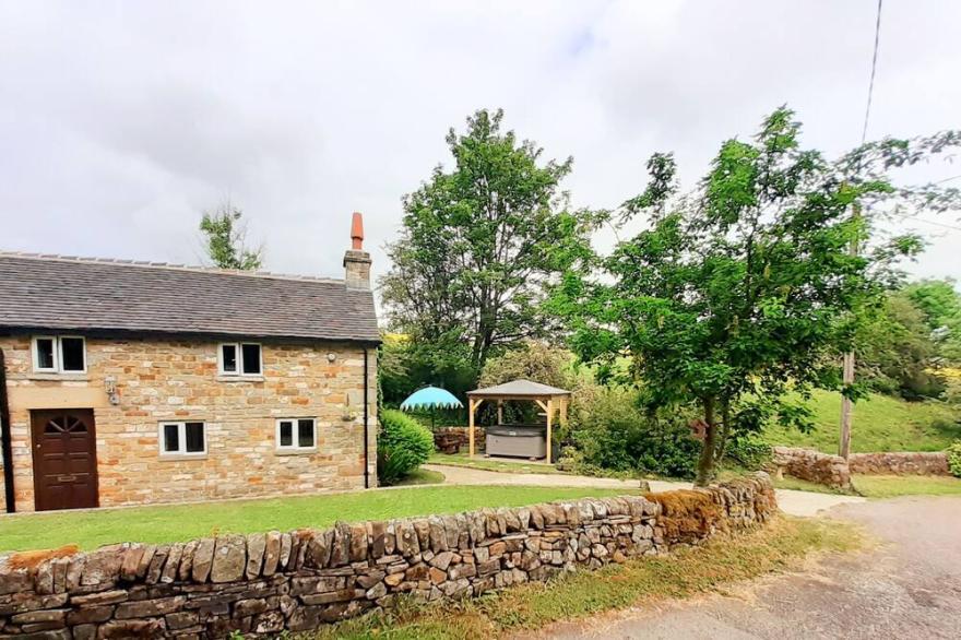 HOOBROOK COTTAGE, pet friendly, with hot tub in Butterton