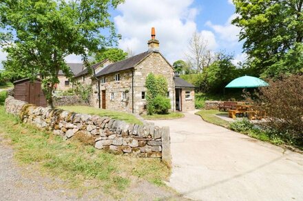 HOOBROOK COTTAGE, pet friendly, with hot tub in Butterton