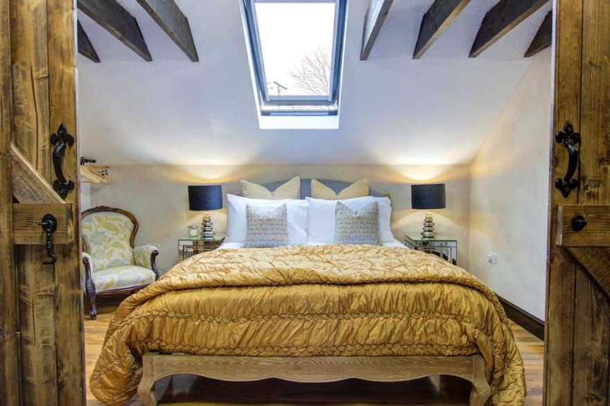 Luxury Cottage Sleeps 8 Pembrokeshire Wales Close to Town & Beach