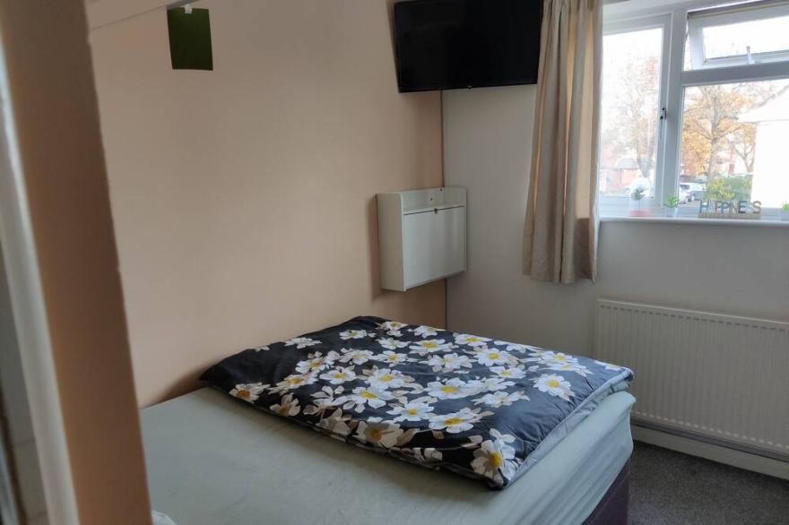 Excellent Double Bed Room Within Easy Reach Of Heathrow Airport