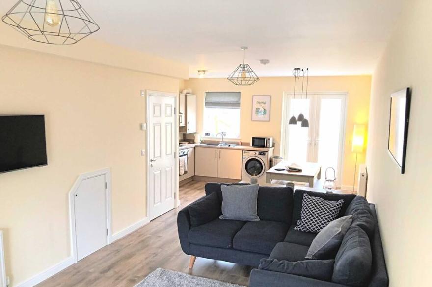 Shore House - Beautiful 3 bedroom house with parking and garden, close to centre