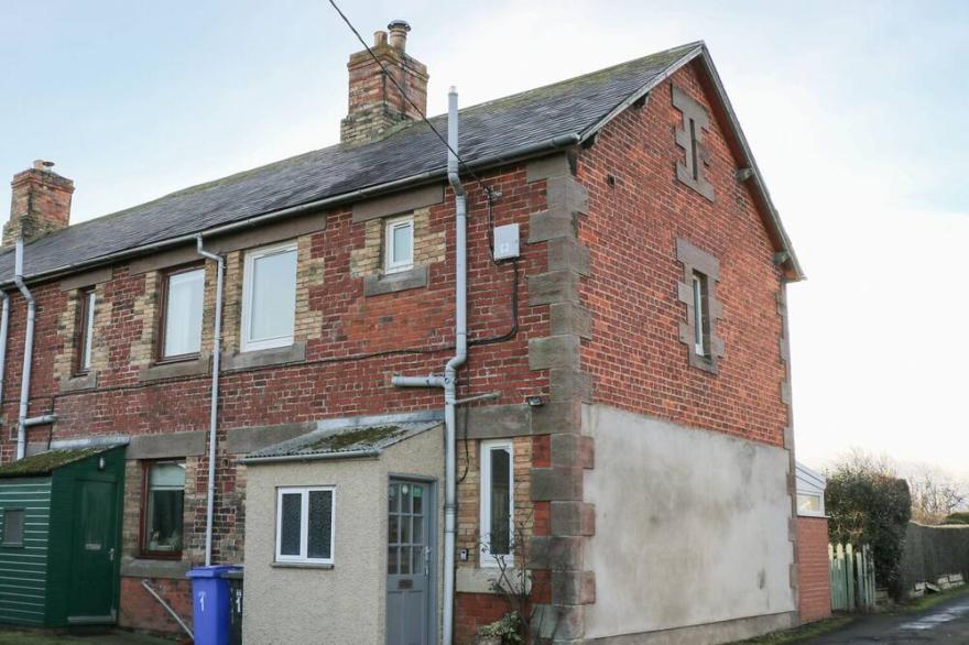 CORBETT COTTAGE, pet friendly, with open fire in Holy Island