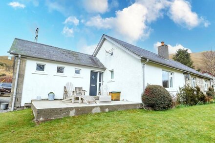 BEN GRIANAN, pet friendly, character holiday cottage in Aberfeldy