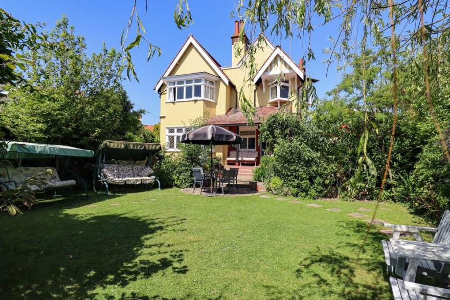 YELLOW HOUSE ON THE CORNER, Family Friendly In Frinton-On-Sea