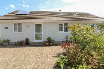 SUNTRAP HIDEAWAY, pet friendly, with open fire in St. Austell