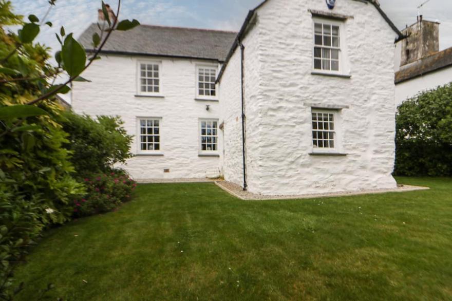 GREAT WESTERN FARMHOUSE, Pet Friendly, With Hot Tub In Crantock