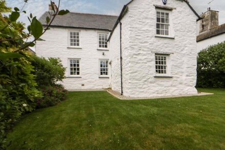 GREAT WESTERN FARMHOUSE, pet friendly, with hot tub in Crantock