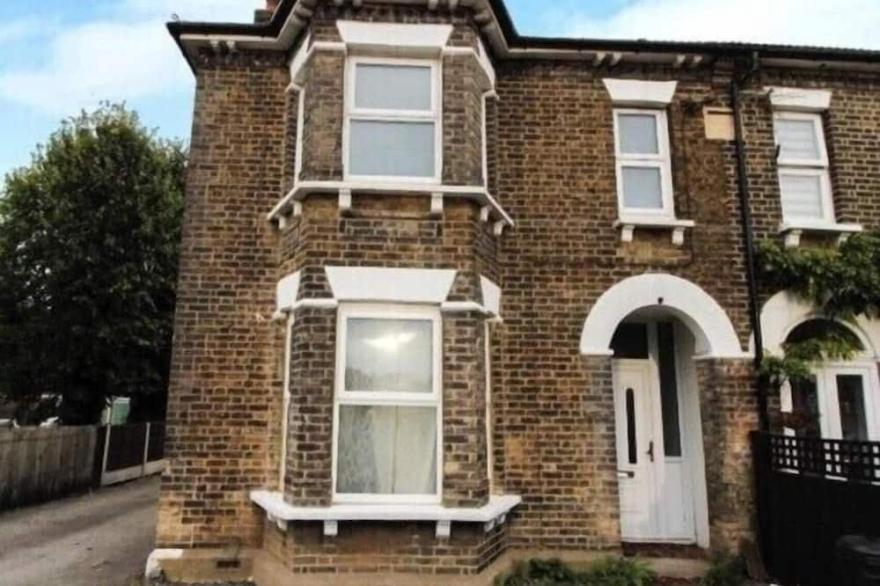 Charming 2 Bed Brentwood Victorian Conversion Flat With A Garden & Free Parking