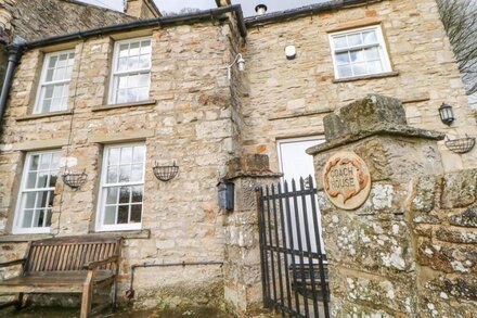 A D COACH HOUSE, pet friendly, character holiday cottage in Reeth