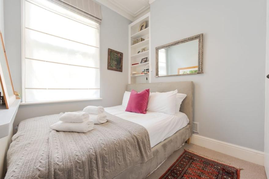 Charming flat in leafy West London by UnderTheDoormat