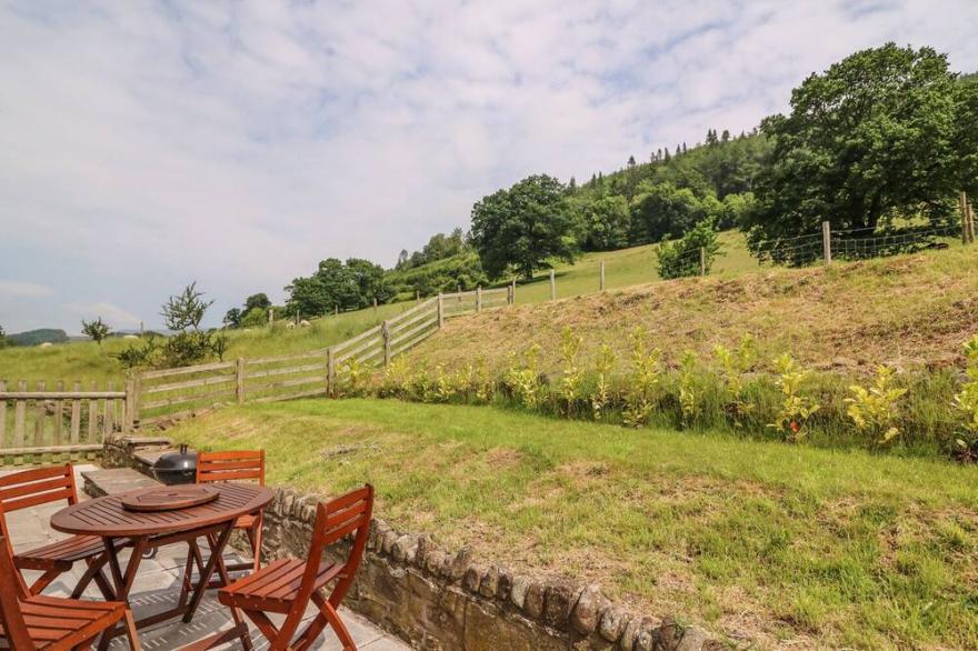 THE BARN, Pet Friendly, With A Garden In Abergavenny
