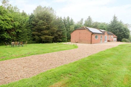 HERON LODGE, with a garden in Spilsby