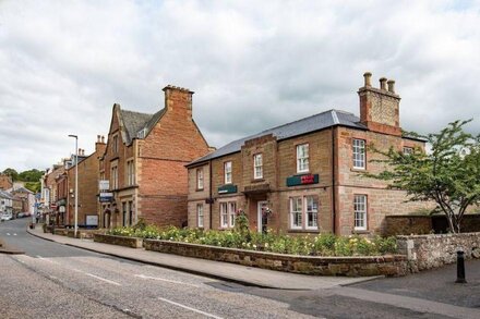 EILDON VIEW - in the pretty market town of Melrose, near to the countryside